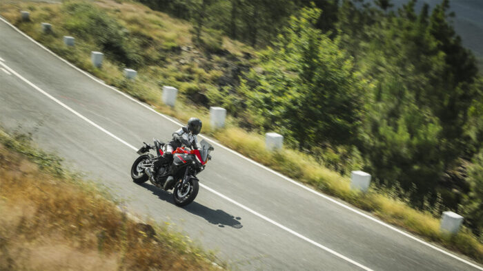 Yamaha Tracer 7 Y-AMT 2026 v nagibu skozi zavoj na odprti cesti