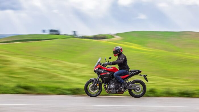 Yamaha Tracer 7 Y-AMT 2026 med vožnjo po podeželski pokrajini