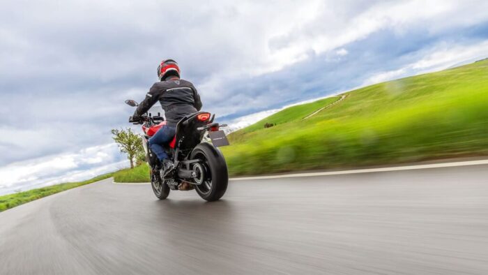 Zadnji pogled Yamaha Tracer 7 Y-AMT 2026 med vožnjo po odprti cesti