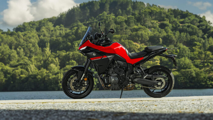 Yamaha Tracer 7 Y-AMT 2026 parkiran ob jezeru v naravnem okolju