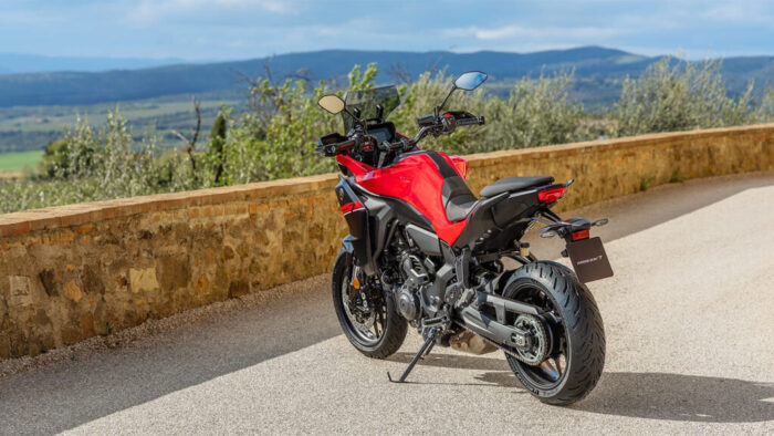 Yamaha Tracer 7 Y-AMT 2026 zadnji trikotni pogled ob panoramski razgledni cesti