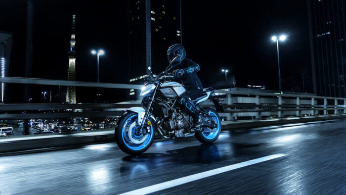 Yamaha MT-07 2025 v akciji na mestnem mostu ponoči, poudarjena agilnost in stabilnost podvozja.