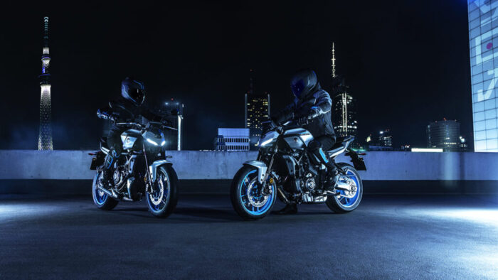 Dve Yamaha MT-07 2025 v nočnem urbanem okolju, dinamična drža in prepoznavna hyper naked silhueta.