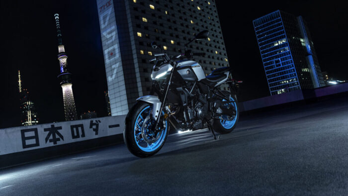 Yamaha MT-07 Y-AMT 2025 hyper naked motocikel v urbanem okolju ponoči