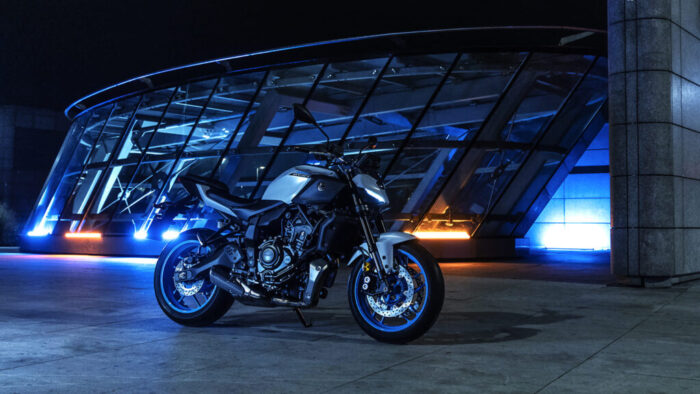 Yamaha MT-07 Y-AMT 2025 pred moderno arhitekturo