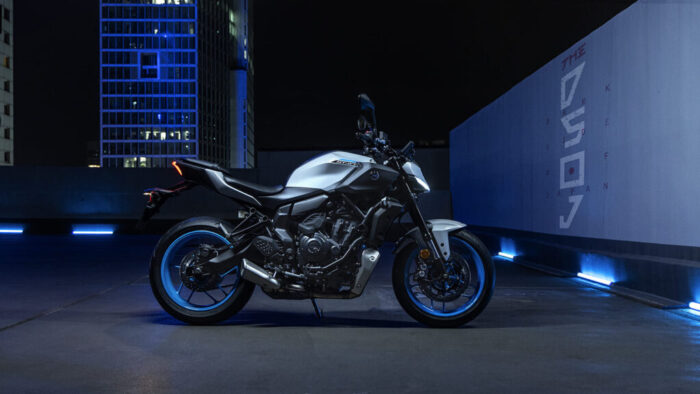 Yamaha MT-07 Y-AMT 2025 Ice Storm v urbanem okolju ponoči