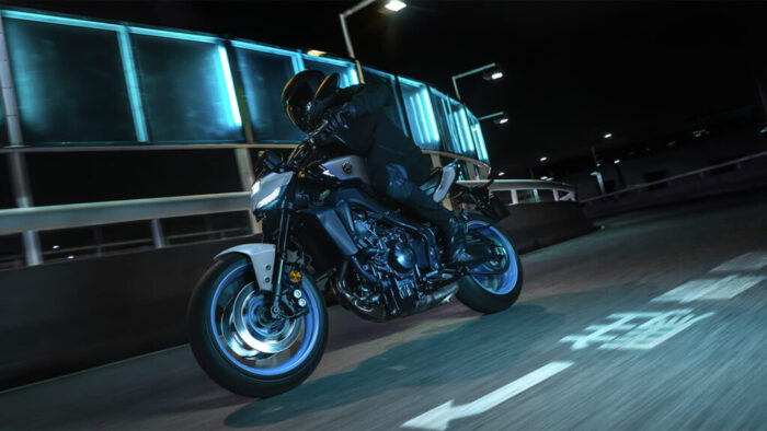 Yamaha MT-09 2025 Ice Storm v dinamičnem nagibu na mestni cesti ponoči