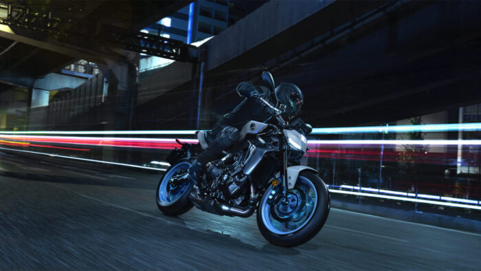 Yamaha MT-09 2025 Ice Storm s svetlobnimi sledmi v urbanem okolju