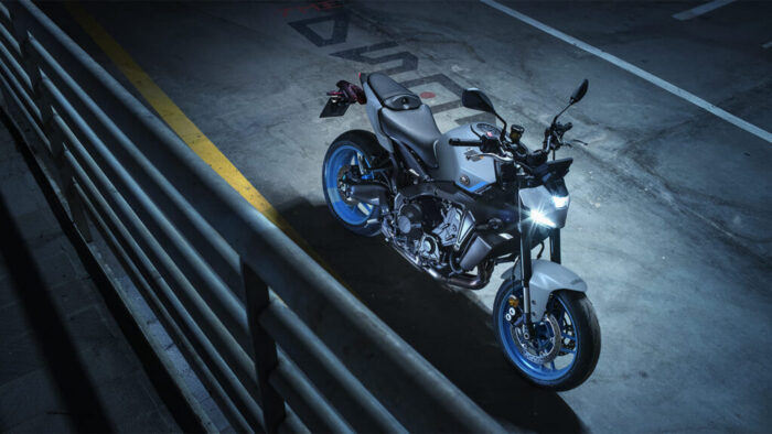 Yamaha MT-09 2025 Ice Storm pogled od zgoraj v mestni garaži
