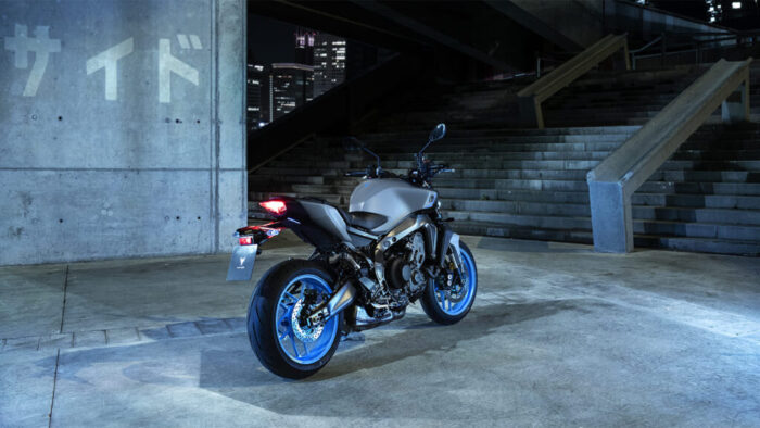 Yamaha MT-09 2025 Ice Storm zadnji trije četrtinski pogled pri stopnišču