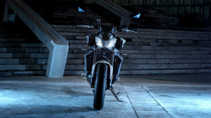 Yamaha MT-09 2025 Ice Storm frontalni pogled z LED žarometom ponoči