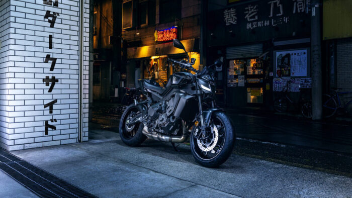 Yamaha MT-09 Y-AMT 2025 parkirana na mestni ulici, sodoben hyper naked videz in minimalističen oklep.
