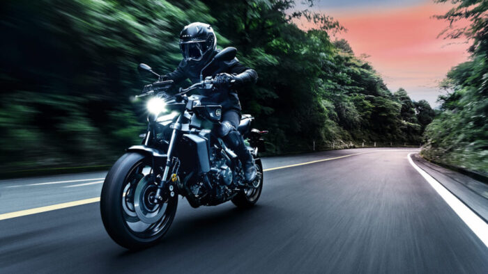 Yamaha MT-09 Y-AMT 2025 dinamična vožnja skozi gozdno cesto, samodejni menjalnik Y-AMT in športna ergonomija.