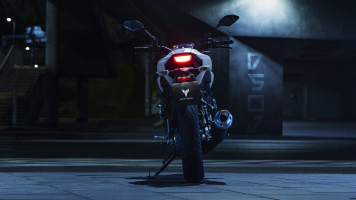 Zadnji statični pogled na Yamaha MT-125 2026 z LED zadnjo lučjo in kompaktno Hyper Naked zasnovo.