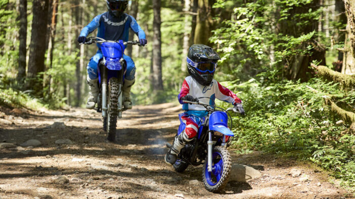 Yamaha PW50 2026 na makadamski podlagi – lahek in stabilen otroški off road motor