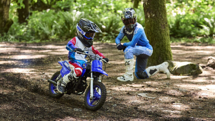 Yamaha PW50 2026 z mentorjem v ozadju – varen uvod v svet motokrosa za najmlajše