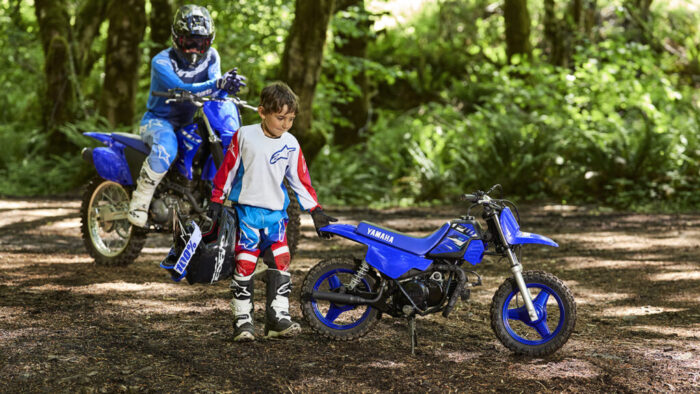 Yamaha PW50 2026 ob odraslem vozniku – popoln prvi motor za otroke