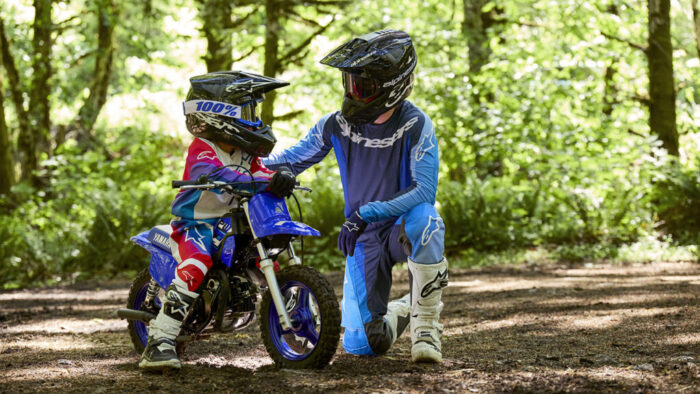 Yamaha PW50 2026 v naravnem okolju – 50 kubični avtomatski motor za mlade voznike