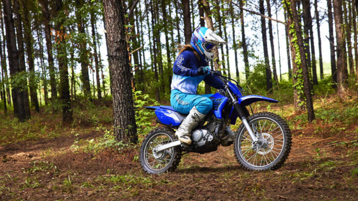 Voznik na Yamaha TT-R125 med vožnjo po gozdnem terenu
