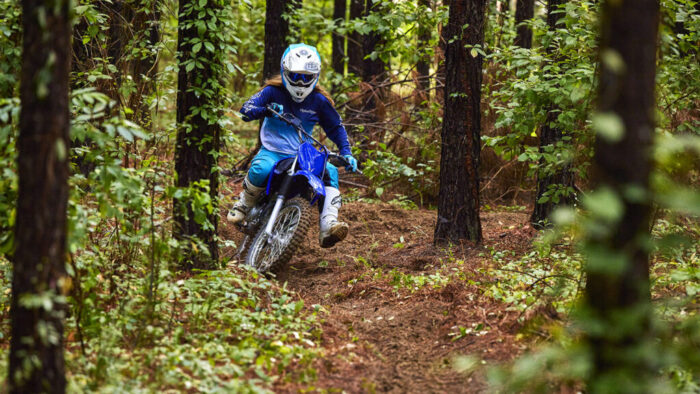 Yamaha TT-R125 med vožnjo po blatni gozdni poti