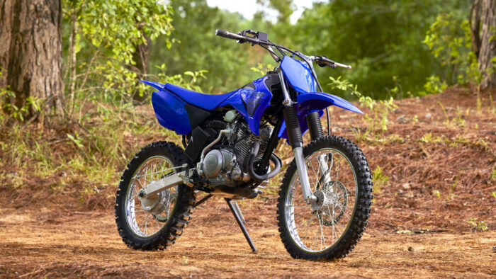 Yamaha TT-R125 2024 v barvi Icon Blue na naravnem terenu