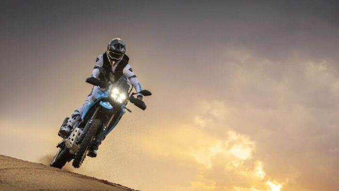Sprednji pogled Yamaha Ténéré 700 Rally v akciji pri rally vožnji po pesku