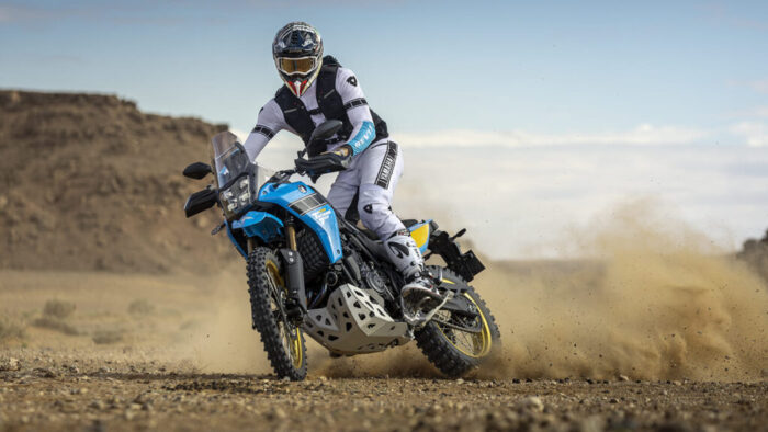 Yamaha Ténéré 700 Rally pri dinamični vožnji v puščavskih razmerah