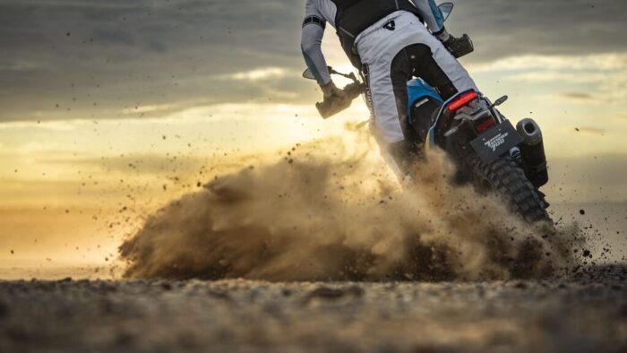Zadnji pogled Yamaha Ténéré 700 Rally z izrazitim oprijemom na peščenem terenu