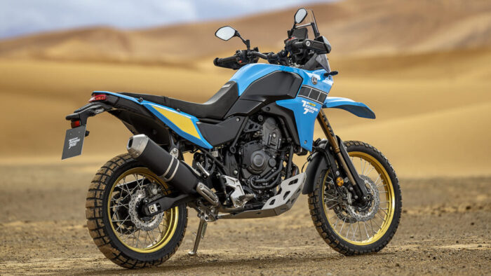 Yamaha Ténéré 700 Rally parkirana v puščavskem okolju, pripravljena na avanturo