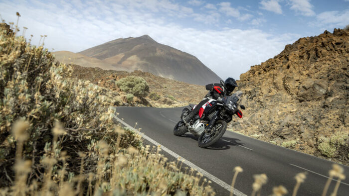 Yamaha Ténéré 700 World Raid 2026 v nagibu skozi ovinek – zmogljiv touring in off-road motocikel Yamaha