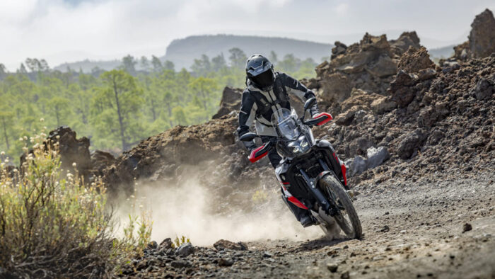 Yamaha Ténéré 700 World Raid 2026 med dinamično vožnjo po makadamu – rally navdihnjena avantura