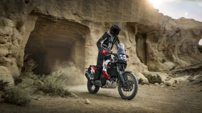 Yamaha Ténéré 700 World Raid 2026 v zahtevnem terenu – robustna adventure izvedba z zaščito motorja
