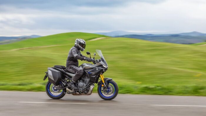 Yamaha Tracer 7 GT stranski profil med vožnjo, sport touring motor z aluminijastim okvirjem in kovčki