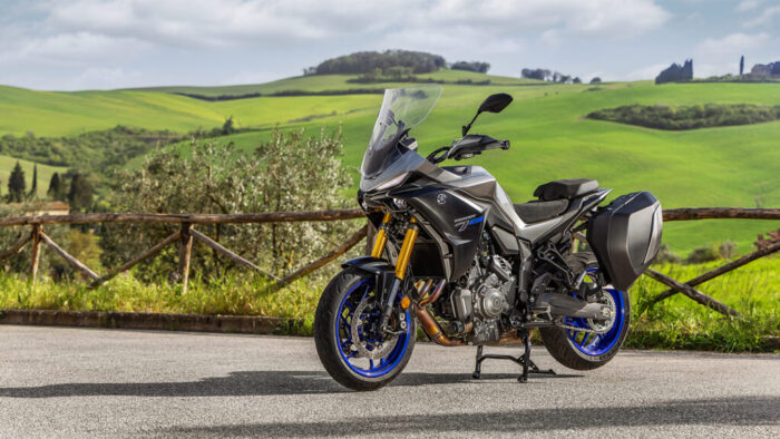 Yamaha Tracer 7 GT Y-AMT 2026 parkirana ob podeželski pokrajini, Sport Touring motocikel za prodajo in servis v Motoposlovalnici Komenda, Ljubljana, Slovenija.