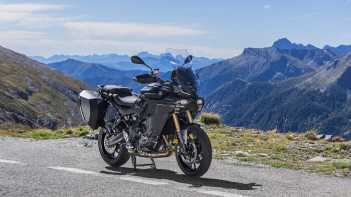 Yamaha Tracer 9 GT parkirana na razgledni točki v gorah, pripravljena na daljšo pot.