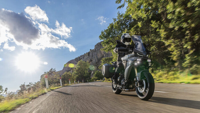 Tracer 9 GT Y-AMT v sončni svetlobi na odprti cesti – kombinacija zmogljivosti in touring udobja