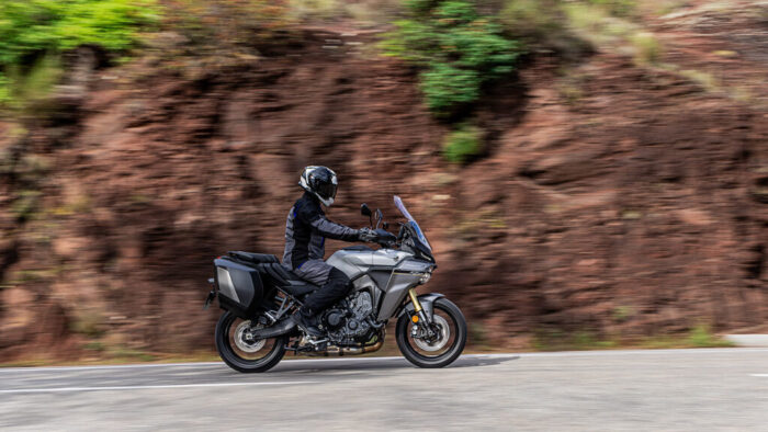 Yamaha Tracer 9 GT Y-AMT v vožnji ob skalni steni – stabilnost, navor in samozavest v vsakem zavoju