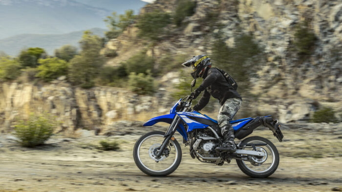 Yamaha WR125R 2026 na makadamski podlagi ob skalnatem terenu