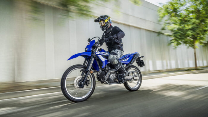 Yamaha WR125R 2026 pri mestni vožnji ob sodobni arhitekturi
