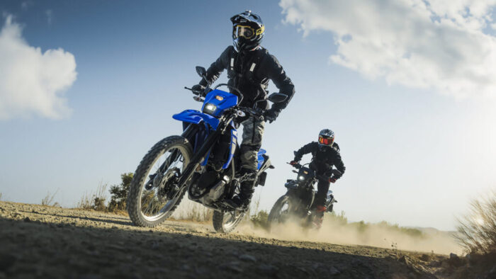 Dve Yamahi WR125R 2026 med dinamično terensko vožnjo po prašni poti