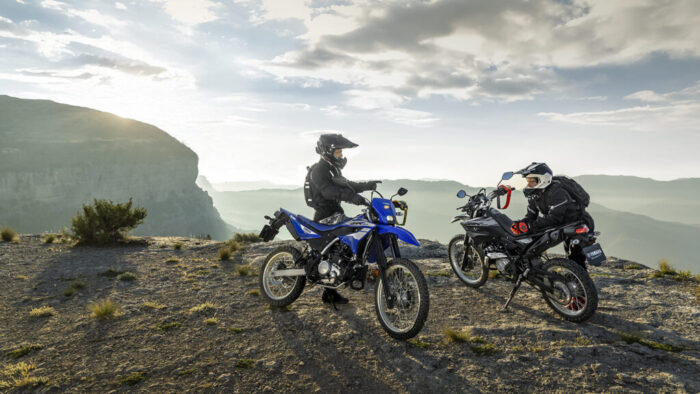 Yamaha WR125R 2026 in Yamaha WR125R v naravnem okolju na razgledni točki
