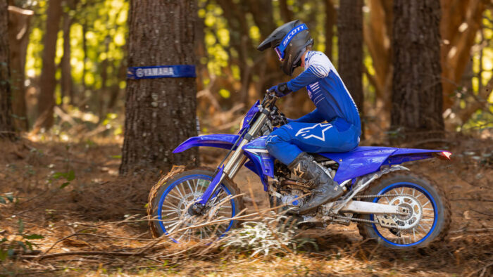 Yamaha WR250F 2026 v dinamični vožnji skozi gozd, prikaz stabilnosti in oprijema na mehki podlagi