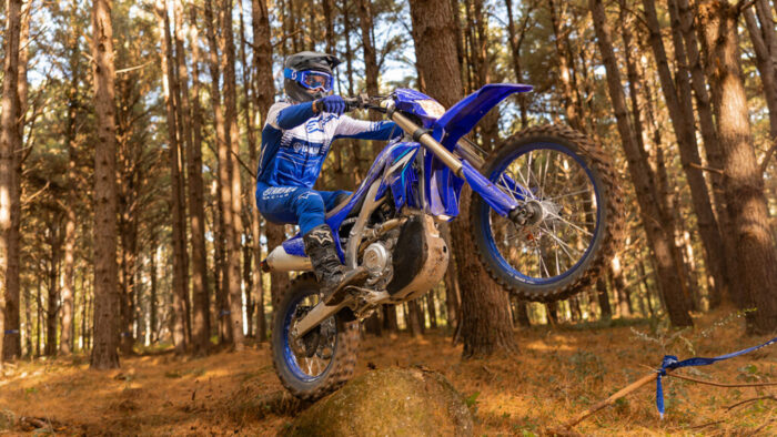 Yamaha WR250F 2026 pri premagovanju skalnate ovire – močan agregat in odzivno vzmetenje