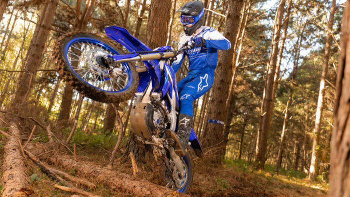 Yamaha WR250F 2026 pri vzponu čez naravno oviro v gozdu – nadzor, oprijem in ravnotežje