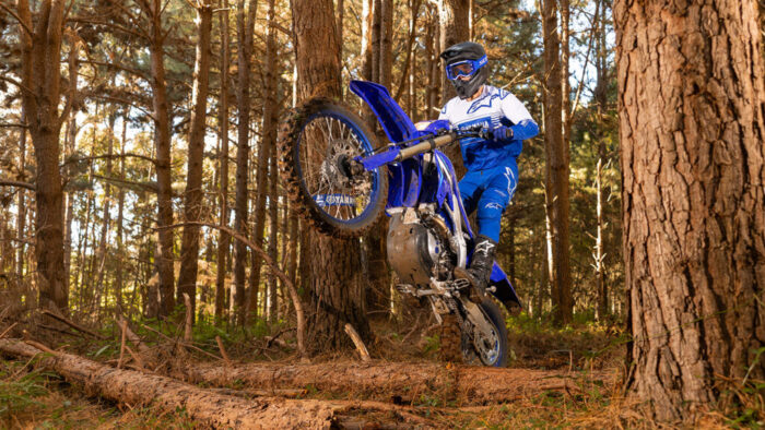 Yamaha WR450F 2026 premaguje strmo gozdno oviro – natančen nadzor in zmogljivo vzmetenje na tehničnem terenu
