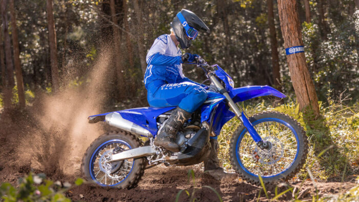 Yamaha WR450F 2026 v dinamičnem zavoju na makadamski podlagi – močan oprijem in stabilnost pri pospeševanju