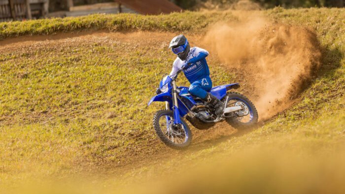 Yamaha WR450F 2026 v hitrem enduro zavoju z dvigom prahu – tekmovalna zmogljivost na odprtem terenu