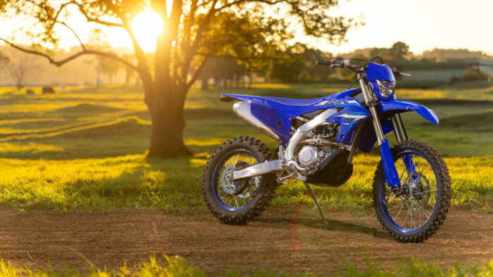 Yamaha WR450F 2026 statični prikaz v naravnem okolju ob sončnem zahodu – robustna zasnova za off road vožnjo