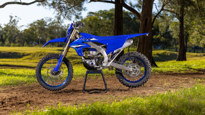 Yamaha WR450F 2026 levo profil na stojalu – tekmovalni enduro motocikel s kompaktno aluminijasto šasijo