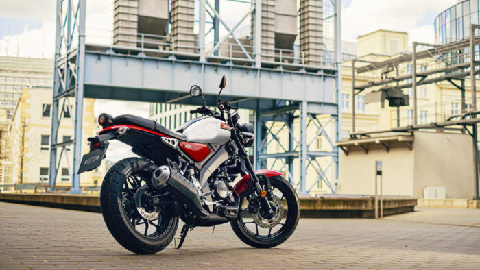 Yamaha XSR125 pogled od zadaj v mestnem okolju, kompaktni 125-kubični motocikel z modernim retro dizajnom